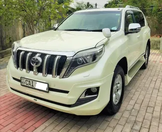 Frontansicht eines Mietwagens Toyota Land Cruiser Prado am Flughafen Colombo, Sri Lanka ✓ Auto Nr.7637. ✓ Automatisch TM ✓ 0 Bewertungen.