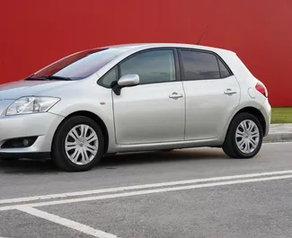 Frontansicht eines Mietwagens Toyota Auris in Tirana, Albanien ✓ Auto Nr.7860. ✓ Automatisch TM ✓ 0 Bewertungen.