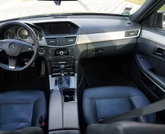 Vermietung Mercedes-Benz E-Class. Premium Fahrzeug zur Miete in Albanien ✓ Kaution Keine Kaution ✓ Versicherungsoptionen KFZ-HV, TKV, VKV Komplett, Diebstahlschutz, Ausland, Junge.