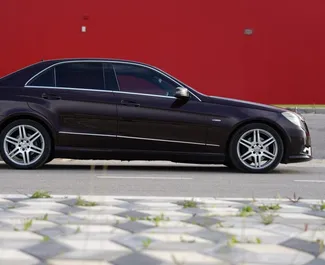 Frontansicht eines Mietwagens Mercedes-Benz E-Class in Tirana, Albanien ✓ Auto Nr.7861. ✓ Automatisch TM ✓ 0 Bewertungen.