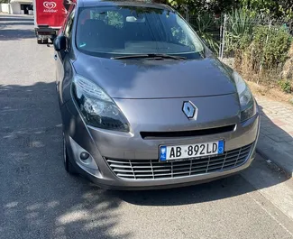 Frontansicht eines Mietwagens Renault Grand Scenic in Tirana, Albanien ✓ Auto Nr.7664. ✓ Schaltgetriebe TM ✓ 0 Bewertungen.