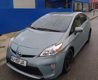 Frontansicht eines Mietwagens Toyota Prius am Flughafen Kutaisi, Georgien ✓ Auto Nr.7705. ✓ Automatisch TM ✓ 0 Bewertungen.