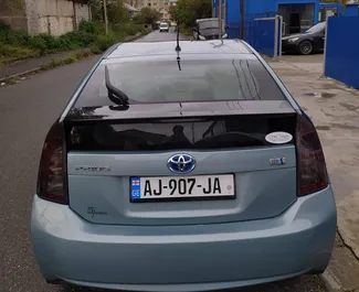 Innenraum von Toyota Prius zur Miete in Georgien. Ein großartiges 5-Sitzer Fahrzeug mit Automatisch Getriebe.