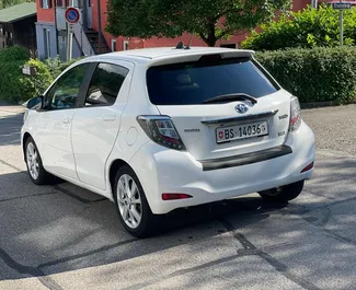 Mietwagen Toyota Yaris 2013 in Albanien, mit Hybride-Kraftstoff und 75 PS ➤ Ab 24 EUR pro Tag.