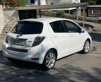 Frontansicht eines Mietwagens Toyota Yaris in Tirana, Albanien ✓ Auto Nr.7859. ✓ Automatisch TM ✓ 0 Bewertungen.