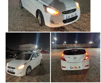 Frontansicht eines Mietwagens Hyundai Accent am Flughafen von Tirana, Albanien ✓ Auto Nr.7686. ✓ Automatisch TM ✓ 0 Bewertungen.