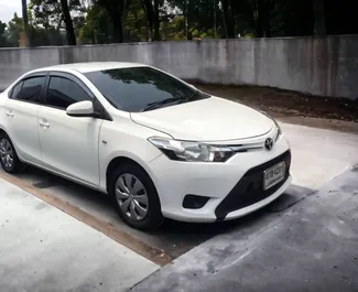 Frontansicht eines Mietwagens Toyota Vios in Bangkok, Thailand ✓ Auto Nr.7412. ✓ Automatisch TM ✓ 4 Bewertungen.