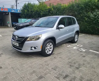 Frontansicht eines Mietwagens Volkswagen Tiguan in Tiflis, Georgien ✓ Auto Nr.7677. ✓ Schaltgetriebe TM ✓ 0 Bewertungen.