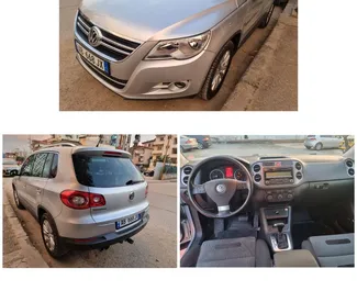 Frontansicht eines Mietwagens Volkswagen Tiguan am Flughafen von Tirana, Albanien ✓ Auto Nr.7753. ✓ Automatisch TM ✓ 0 Bewertungen.