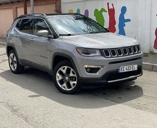 Frontansicht eines Mietwagens Jeep Compass in Tiflis, Georgien ✓ Auto Nr.7170. ✓ Automatisch TM ✓ 2 Bewertungen.