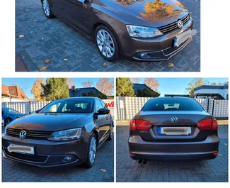 Frontansicht eines Mietwagens Volkswagen Jetta am Flughafen von Tirana, Albanien ✓ Auto Nr.7685. ✓ Automatisch TM ✓ 0 Bewertungen.