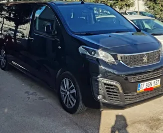 Frontansicht eines Mietwagens Peugeot Expert Traveller am Flughafen Antalya, Türkei ✓ Auto Nr.8087. ✓ Automatisch TM ✓ 1 Bewertungen.