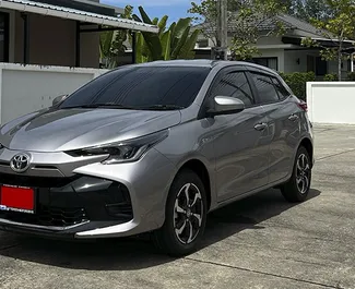 Frontansicht eines Mietwagens Toyota Yaris am Flughafen Phuket, Thailand ✓ Auto Nr.8137. ✓ Automatisch TM ✓ 0 Bewertungen.