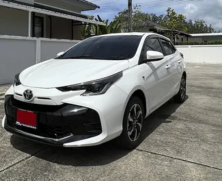 Frontansicht eines Mietwagens Toyota Yaris am Flughafen Phuket, Thailand ✓ Auto Nr.8139. ✓ Automatisch TM ✓ 0 Bewertungen.