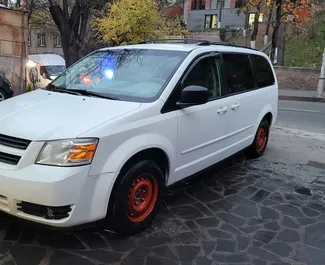 Frontansicht eines Mietwagens Dodge Grand Caravan in Tiflis, Georgien ✓ Auto Nr.8082. ✓ Automatisch TM ✓ 0 Bewertungen.