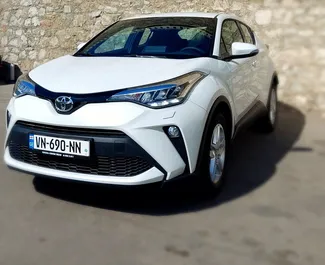 Frontansicht eines Mietwagens Toyota C-HR in Tiflis, Georgien ✓ Auto Nr.8143. ✓ Automatisch TM ✓ 0 Bewertungen.