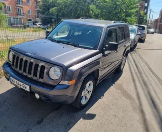 Frontansicht eines Mietwagens Jeep Patriot in Tiflis, Georgien ✓ Auto Nr.7950. ✓ Automatisch TM ✓ 0 Bewertungen.