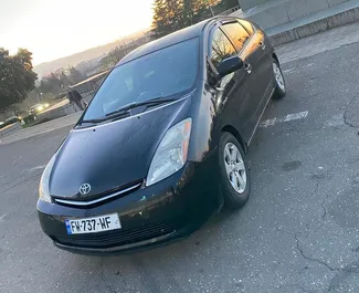 Frontansicht eines Mietwagens Toyota Prius in Kutaisi, Georgien ✓ Auto Nr.7772. ✓ Automatisch TM ✓ 1 Bewertungen.