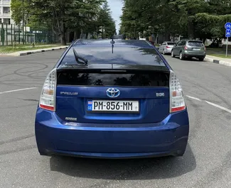 Innenraum von Toyota Prius zur Miete in Georgien. Ein großartiges 5-Sitzer Fahrzeug mit Automatisch Getriebe.