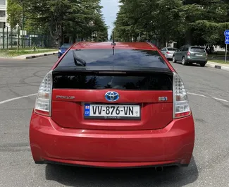 Innenraum von Toyota Prius zur Miete in Georgien. Ein großartiges 5-Sitzer Fahrzeug mit Automatisch Getriebe.