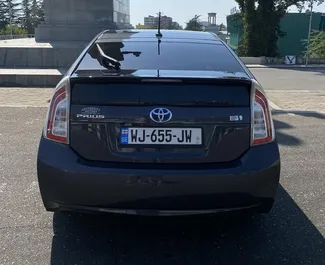 Innenraum von Toyota Prius zur Miete in Georgien. Ein großartiges 5-Sitzer Fahrzeug mit Automatisch Getriebe.