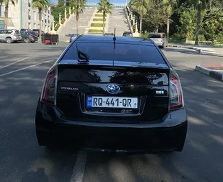 Innenraum von Toyota Prius zur Miete in Georgien. Ein großartiges 5-Sitzer Fahrzeug mit Automatisch Getriebe.