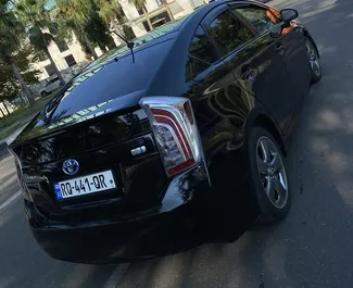 Toyota Prius 2013 zur Miete verfügbar in Kutaisi, mit Kilometerbegrenzung unbegrenzte.