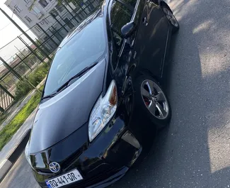 Frontansicht eines Mietwagens Toyota Prius in Kutaisi, Georgien ✓ Auto Nr.7742. ✓ Automatisch TM ✓ 0 Bewertungen.