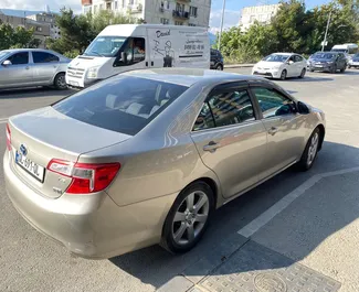 Benzin 1,6L Motor von Toyota Camry 2013 zur Miete in Tiflis.