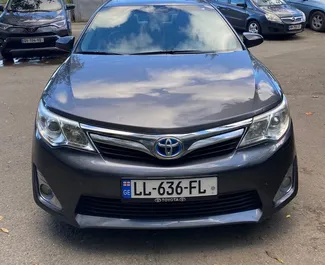 Frontansicht eines Mietwagens Toyota Camry in Tiflis, Georgien ✓ Auto Nr.8027. ✓ Automatisch TM ✓ 0 Bewertungen.