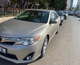 Frontansicht eines Mietwagens Toyota Camry in Tiflis, Georgien ✓ Auto Nr.8028. ✓ Automatisch TM ✓ 0 Bewertungen.