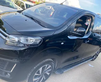 Frontansicht eines Mietwagens Citroen Space Tourer am Flughafen Antalya, Türkei ✓ Auto Nr.7576. ✓ Automatisch TM ✓ 0 Bewertungen.