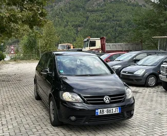 Frontansicht eines Mietwagens Volkswagen Golf Plus am Flughafen von Tirana, Albanien ✓ Auto Nr.8025. ✓ Automatisch TM ✓ 0 Bewertungen.