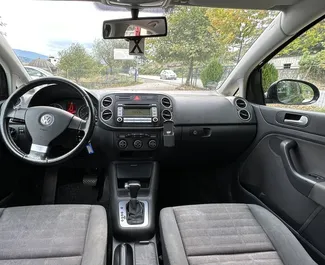 Innenraum von Volkswagen Golf Plus zur Miete in Albanien. Ein großartiges 5-Sitzer Fahrzeug mit Automatisch Getriebe.