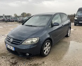 Frontansicht eines Mietwagens Volkswagen Golf Plus am Flughafen von Tirana, Albanien ✓ Auto Nr.8136. ✓ Automatisch TM ✓ 1 Bewertungen.