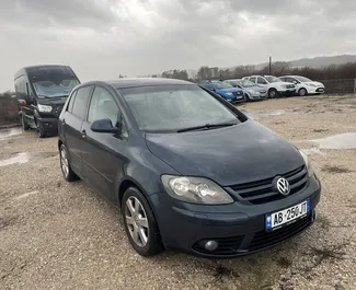 Autovermietung Volkswagen Golf Plus Nr.8136 Automatisch am Flughafen von Tirana, ausgestattet mit einem 2,0L Motor ➤ Von Romeo in Albanien.