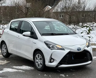 Frontansicht eines Mietwagens Toyota Yaris in Becici, Montenegro ✓ Auto Nr.8135. ✓ Automatisch TM ✓ 0 Bewertungen.