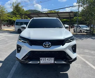 Frontansicht eines Mietwagens Toyota Fortuner auf Samui Flughafen, Thailand ✓ Auto Nr.8104. ✓ Automatisch TM ✓ 1 Bewertungen.