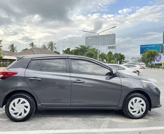 Frontansicht eines Mietwagens Toyota Yaris Ativ auf Samui Flughafen, Thailand ✓ Auto Nr.8107. ✓ Automatisch TM ✓ 0 Bewertungen.