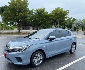 Frontansicht eines Mietwagens Honda City auf Samui Flughafen, Thailand ✓ Auto Nr.8105. ✓ Automatisch TM ✓ 0 Bewertungen.