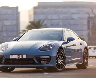 Frontansicht eines Mietwagens Porsche Panamera in Dubai, VAE ✓ Auto Nr.4951. ✓ Automatisch TM ✓ 0 Bewertungen.