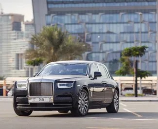 Frontansicht eines Mietwagens Rolls-Royce Phantom in Dubai, VAE ✓ Auto Nr.8003. ✓ Automatisch TM ✓ 0 Bewertungen.