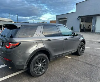 Vermietung Land Rover Discovery Sport. Komfort, Premium, SUV Fahrzeug zur Miete in Albanien ✓ Kaution Einzahlung von 200 EUR ✓ Versicherungsoptionen KFZ-HV, TKV, VKV Plus, VKV Komplett, Ausland, Junge.