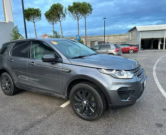 Frontansicht eines Mietwagens Land Rover Discovery Sport in Tirana, Albanien ✓ Auto Nr.8010. ✓ Automatisch TM ✓ 0 Bewertungen.