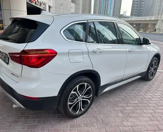 Frontansicht eines Mietwagens BMW X1 in Dubai, VAE ✓ Auto Nr.4943. ✓ Automatisch TM ✓ 0 Bewertungen.