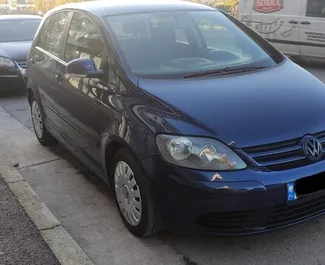 Frontansicht eines Mietwagens Volkswagen Golf Plus in Durres, Albanien ✓ Auto Nr.7292. ✓ Schaltgetriebe TM ✓ 1 Bewertungen.