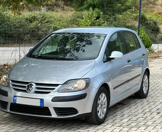 Frontansicht eines Mietwagens Volkswagen Golf Plus am Flughafen von Tirana, Albanien ✓ Auto Nr.8055. ✓ Automatisch TM ✓ 0 Bewertungen.