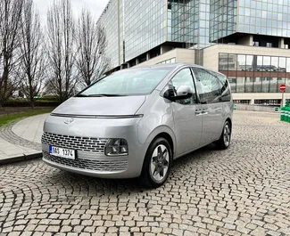 Frontansicht eines Mietwagens Hyundai Staria in Prag, Tschechische Republik ✓ Auto Nr.8149. ✓ Schaltgetriebe TM ✓ 0 Bewertungen.