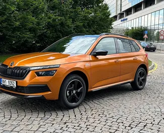 Frontansicht eines Mietwagens Skoda Kamiq in Prag, Tschechische Republik ✓ Auto Nr.8146. ✓ Automatisch TM ✓ 0 Bewertungen.