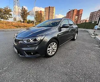 Frontansicht eines Mietwagens Renault Megane Sedan am Flughafen Antalya, Türkei ✓ Auto Nr.8110. ✓ Automatisch TM ✓ 0 Bewertungen.